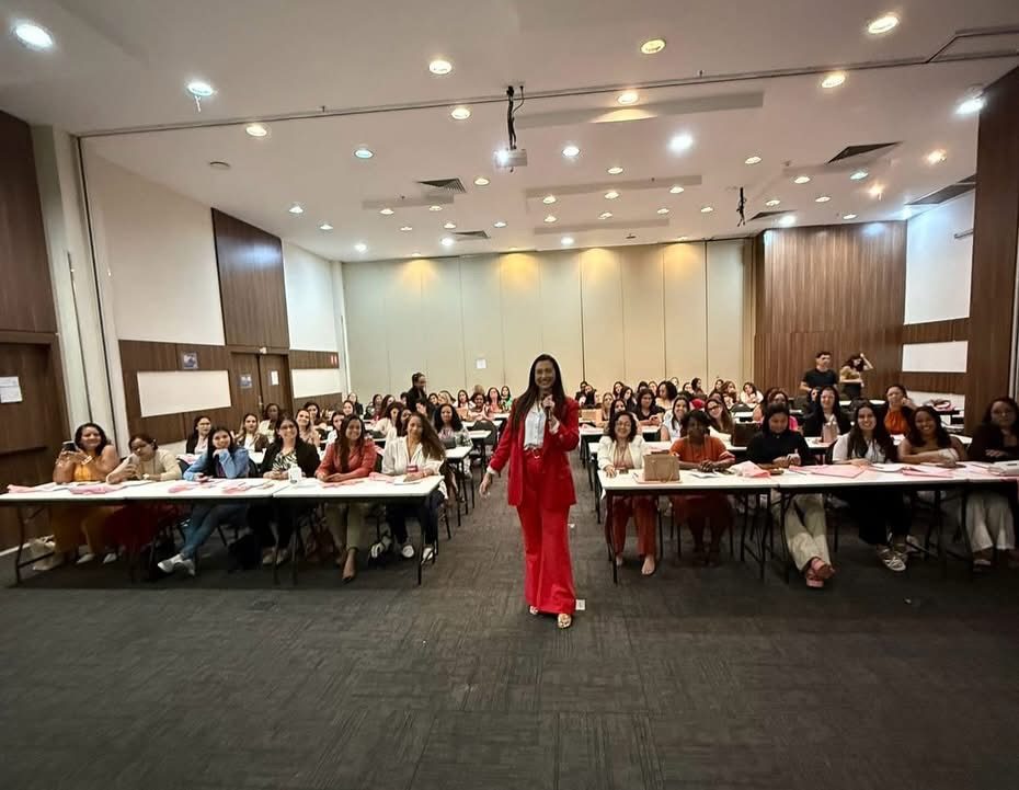 Michele em palestra corporativa